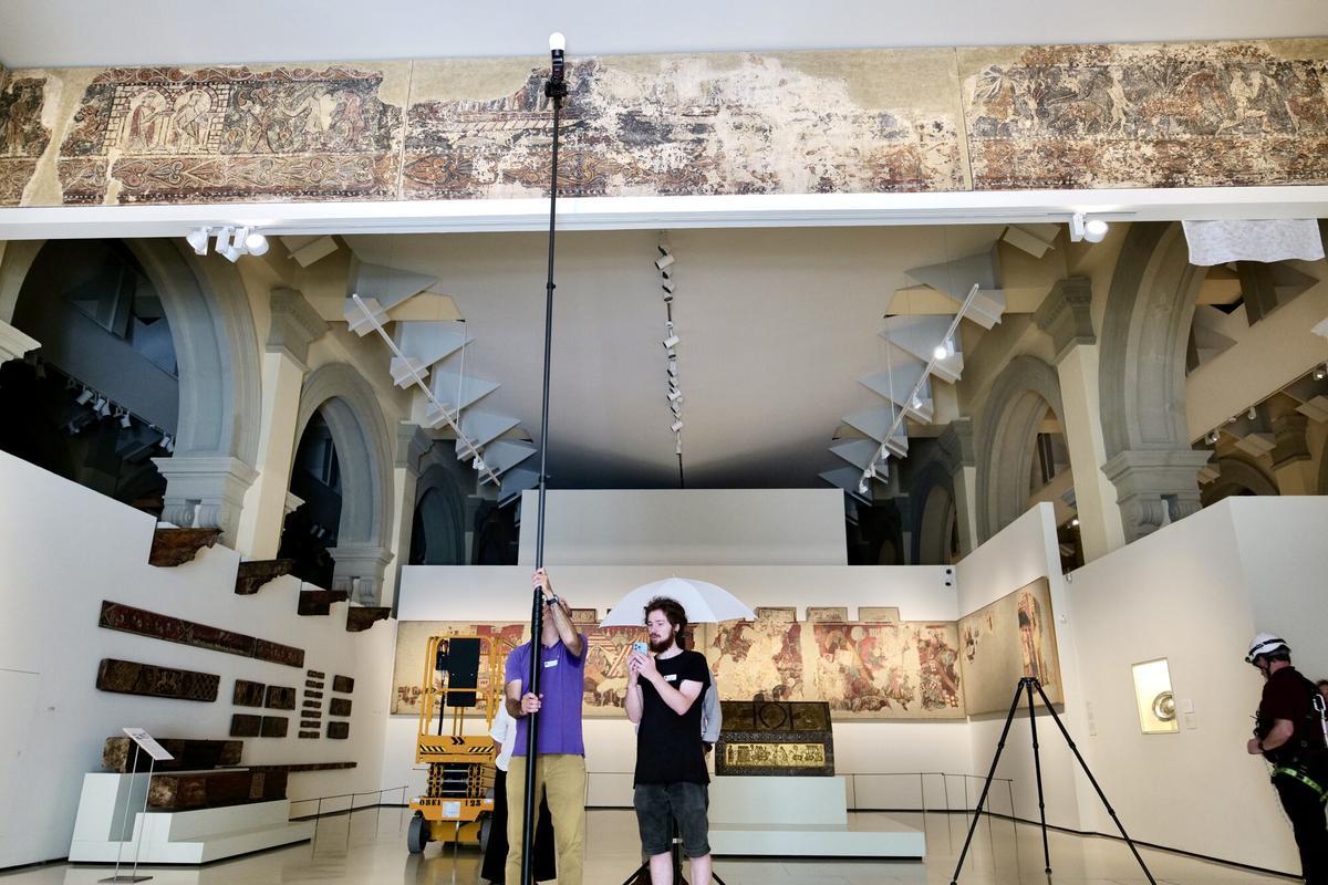 BARCELONA (ESPAÑA), 28/07/2025.- Los cuatro técnicos aragoneses que preparan la vuelta al Monasterio de Sijena de las pinturas de la Sala Capitular que hoy día se exponen en el Museo Nacional de Arte de Cataluña (MNAC) estudiarán al detalle hasta el miércoles las medidas, el color, la textura y los anclajes de las piezas para conocer con "precisión absoluta" sus condiciones antes de proceder al traslado. EFE/Fabian Simon/Gobierno de Aragón / SOLO USO EDITORIAL/SOLO DISPONIBLE PARA ILUSTRAR LA NOTICIA QUE ACOMPAÑA (CRÉDITO OBLIGATORIO). SOLO USO EDITORIAL/SOLO DISPONIBLE PARA ILUSTRAR LA NOTICIA QUE ACOMPAÑA (CRÉDITO OBLIGATORIO)