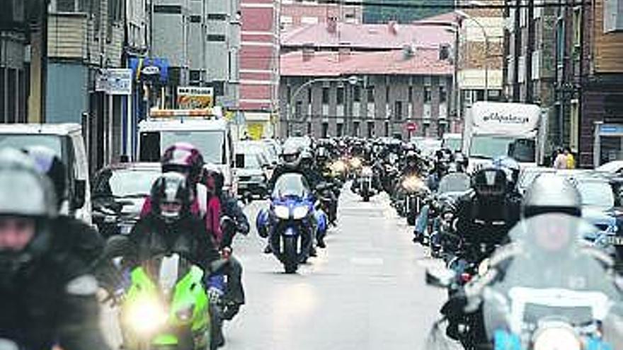 Varios moteros por las calles de Mieres, durante la fiesta del año pasado.