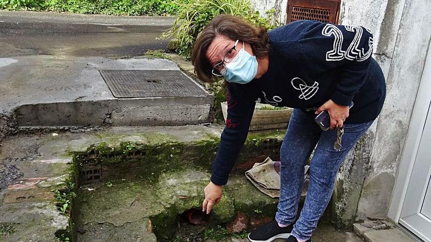 Una de las vecinas de Meicende afectadas por las inundaciones.   | // L.O.