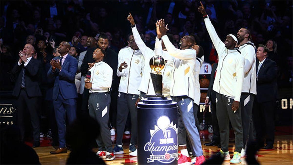 Los Raptors recibieron el anillo de campeones