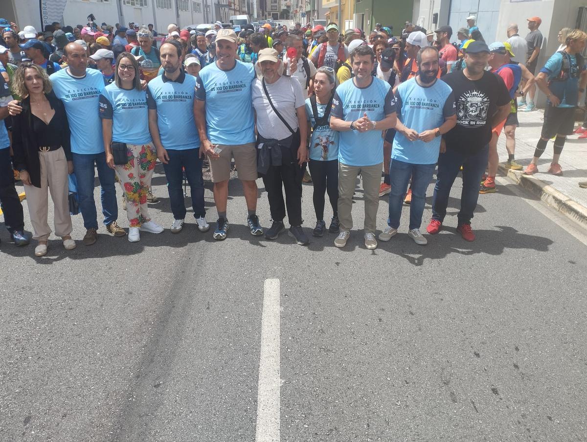 José Carlos Vidal, centro, a carón de Francisco Alcalde, presidente do Club International Trekkers Barbanza-Sar, xunto a outros alcaldes e concelleiros do Barbanza.