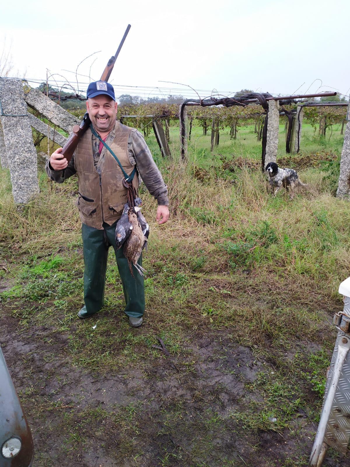 Uno de los cazadores, con dos palomas torcaces y una hembra de faisán.