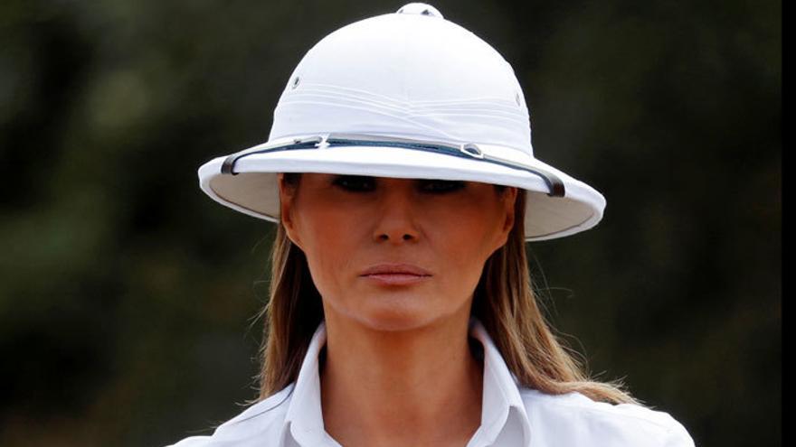 Melania Trump desata la polémica por lucir un sombrero salacot en Kenia -  Levante-EMV