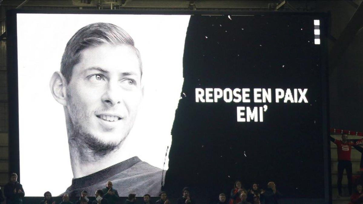 Homenaje a Emiliano Sala en el partido de Europa League entre el Betis y el Rennes