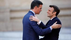 El presidente francés, Emmanuel Macron, saluda al presidente del Gobierno, Pedro Sánchez, a su llegada a la cumbre informal de líderes de la UE en el palacio de Versalles, este 10 de marzo de 2022.