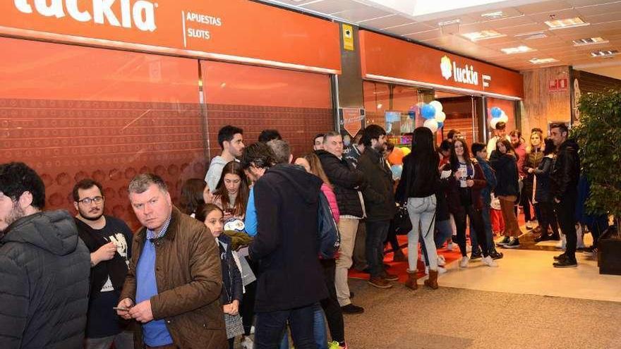 Aficionados deportivistas en el salón Luckia del centro comercial Cuatro Caminos.