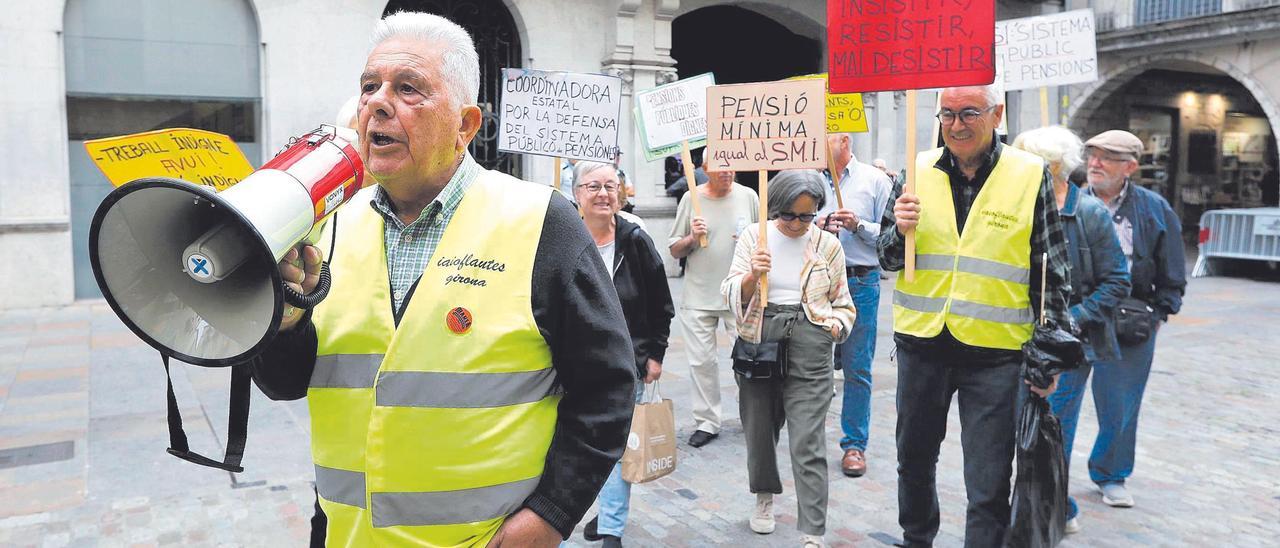 Concentració a la plaça del Vi de Girona en defensa d'un sistema públic de pensions i per reclamar una pujada de les pensions mínimes.