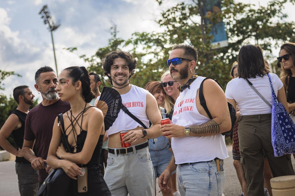 Ambiente en la cola antes del concierto de Rosalía