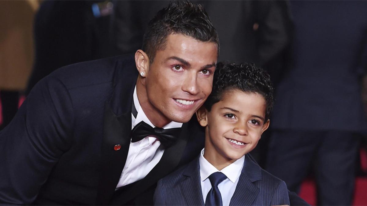 Cristiano Ronaldo posa junto a su hijo Junior en el estreno de su película 'Ronaldo' en Londres, el 9 de noviembre del 2015
