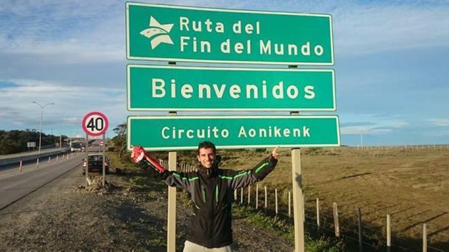 Xim Escanellas posa delante del panel del circuito Aonikenk de ´La ruta del fin del mundo´, en la región de Magallanes de la Patagonia chilena.