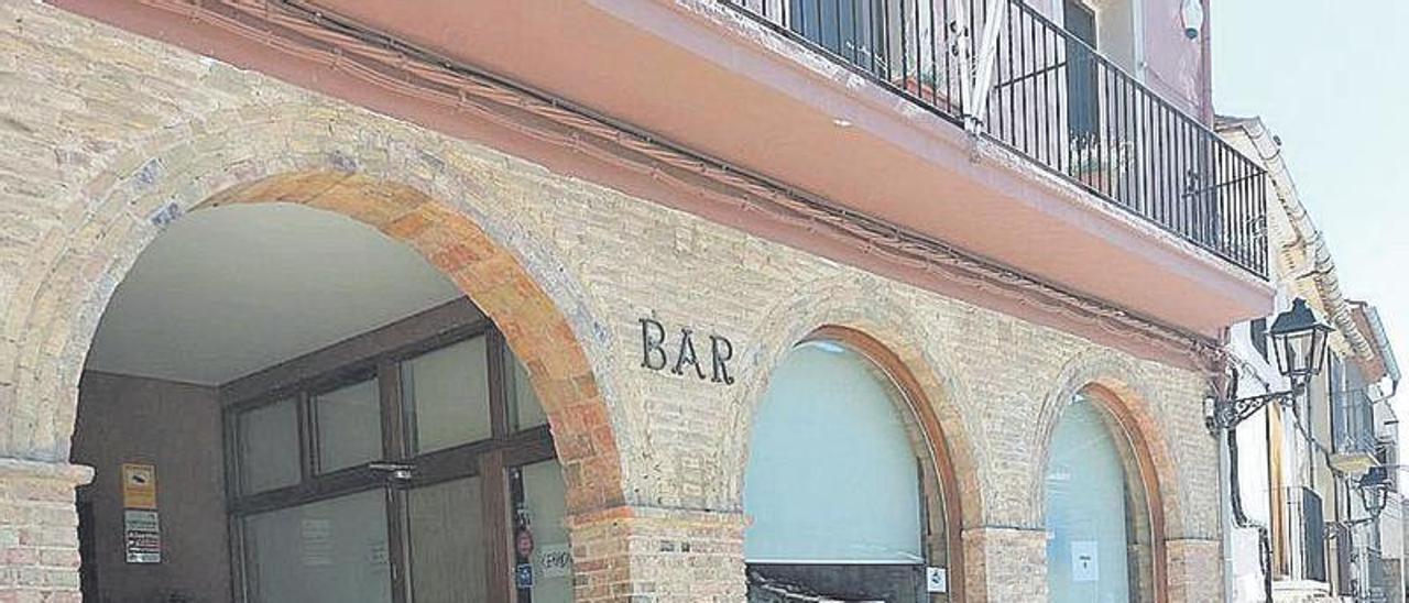 Fachada del bar municipal de la Serratella, que busca nuevos gestores.