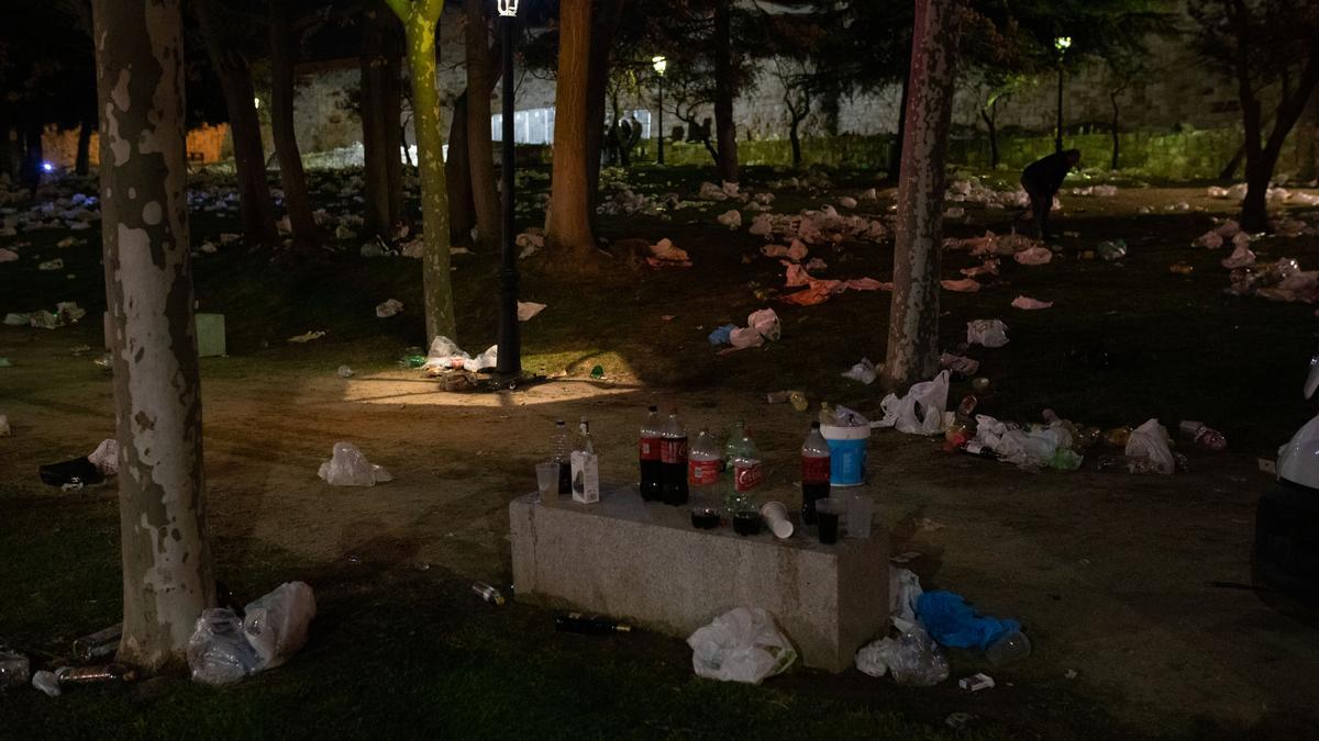 Restos del botellón del Viernes Santo en Zamora, en San Martín