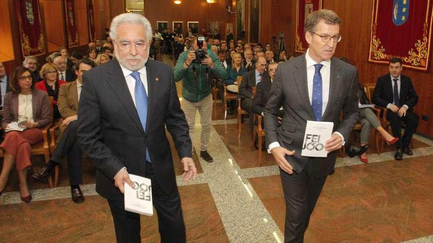 Feijóo, a la derecha, junto a Miguel Santalices en la presentación de ayer en el Parlamento.