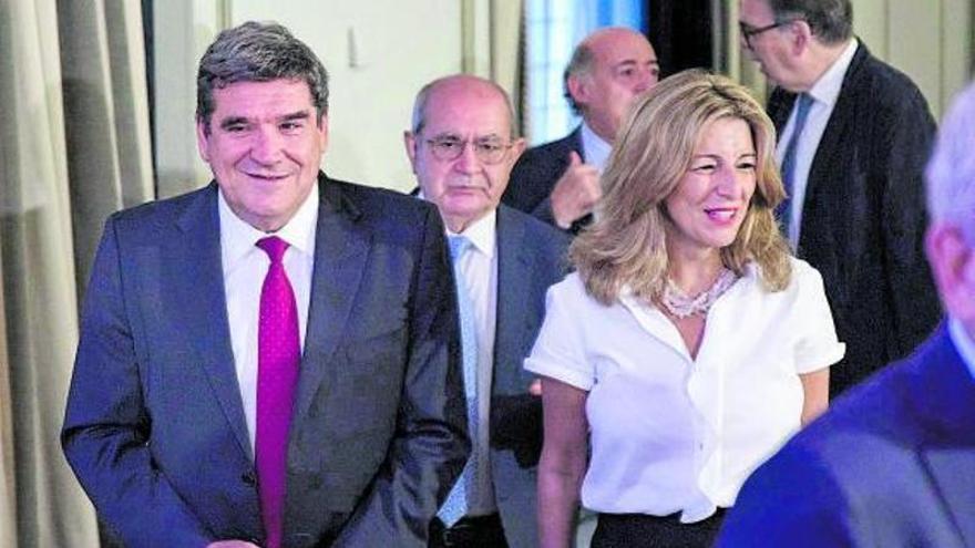 Los ministros José Luis Escrivá y Yolanda Díaz en el foro Nueva Economía. | | JESÚS HELLÍN / EUROPA PRESS