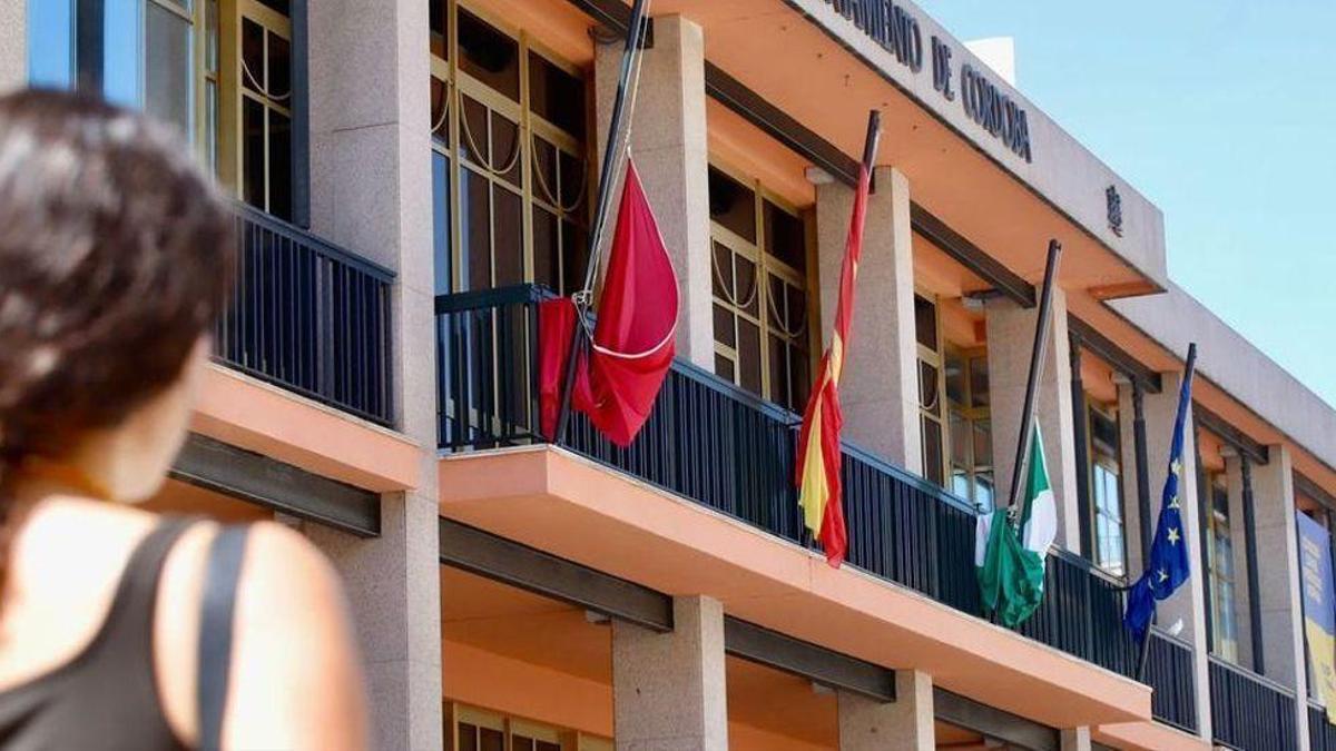 Una mujer observa la fachada del Ayuntamiento de Córdoba.
