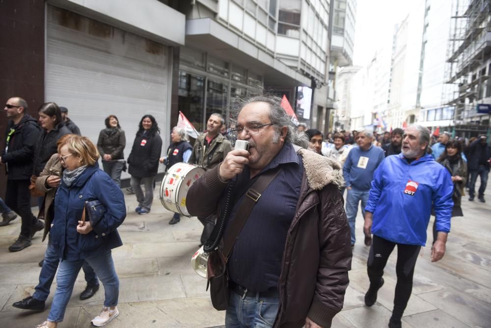 Unas 4.000 han secundado la manifestación convocada por UGT y CCOO que ha arrancado A Palloza y ha terminado en la plaza de Ourense, ante la Delegación del Gobierno en Galicia.