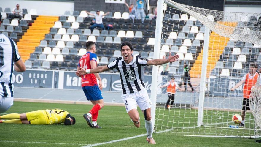 Barba, Borja Domingo y Jesús Sánchez renuevan con el Badajoz