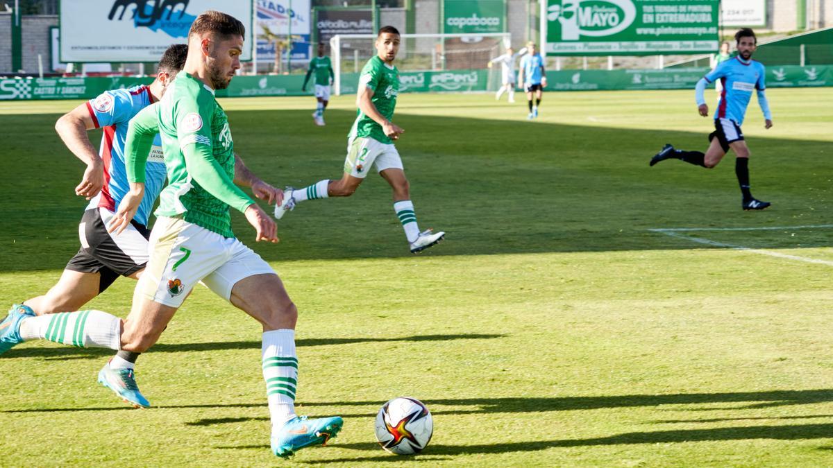 José Ramón, el mejor del partido, yéndose de los defensores cordobesistas.