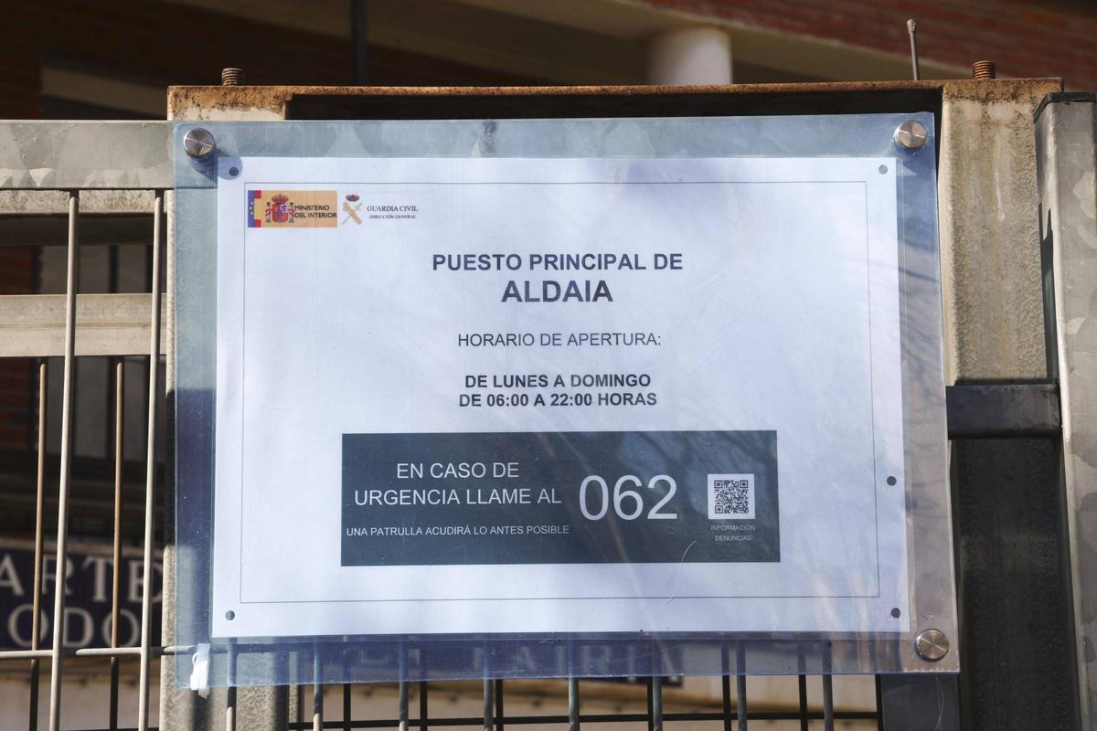 Cuartel de la Guardia Civil de Aldaia con un cartel que indica que cierra por la noche y en caso de urgencia llamar al 062.