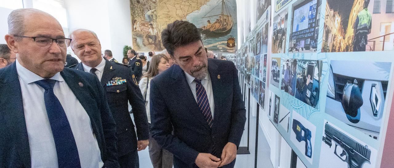 El concejal José Ramón González, el jefe de la Policía Local, José María Conesa, y el alcalde, Luis Barcala, en la exposición