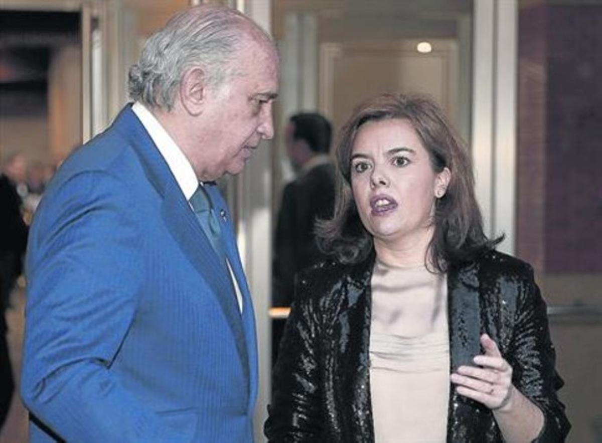 Convocant 8 Sáenz de Santamaría, amb Fernández Diaz, dimecres passat a Madrid. Convocant 8 Sáenz de Santamaría, amb Fernández Diaz, dimecres passat a Madrid.