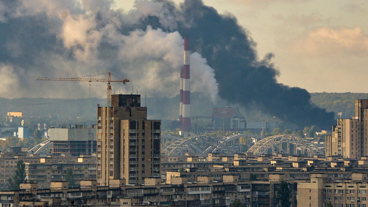 Una columna de humo tras un ataque en la capìtal de Ucrania, Kiev.