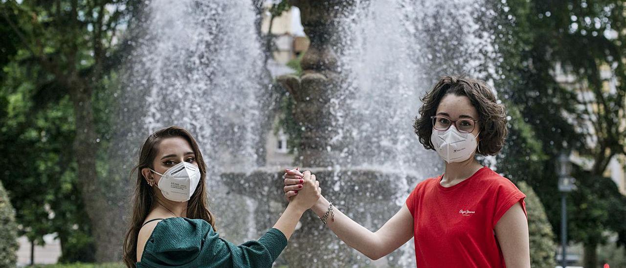 Elba Núñez y Sofía Salgado, recién terminado el curso universiario de este año.   | // BRAIS LORENZO