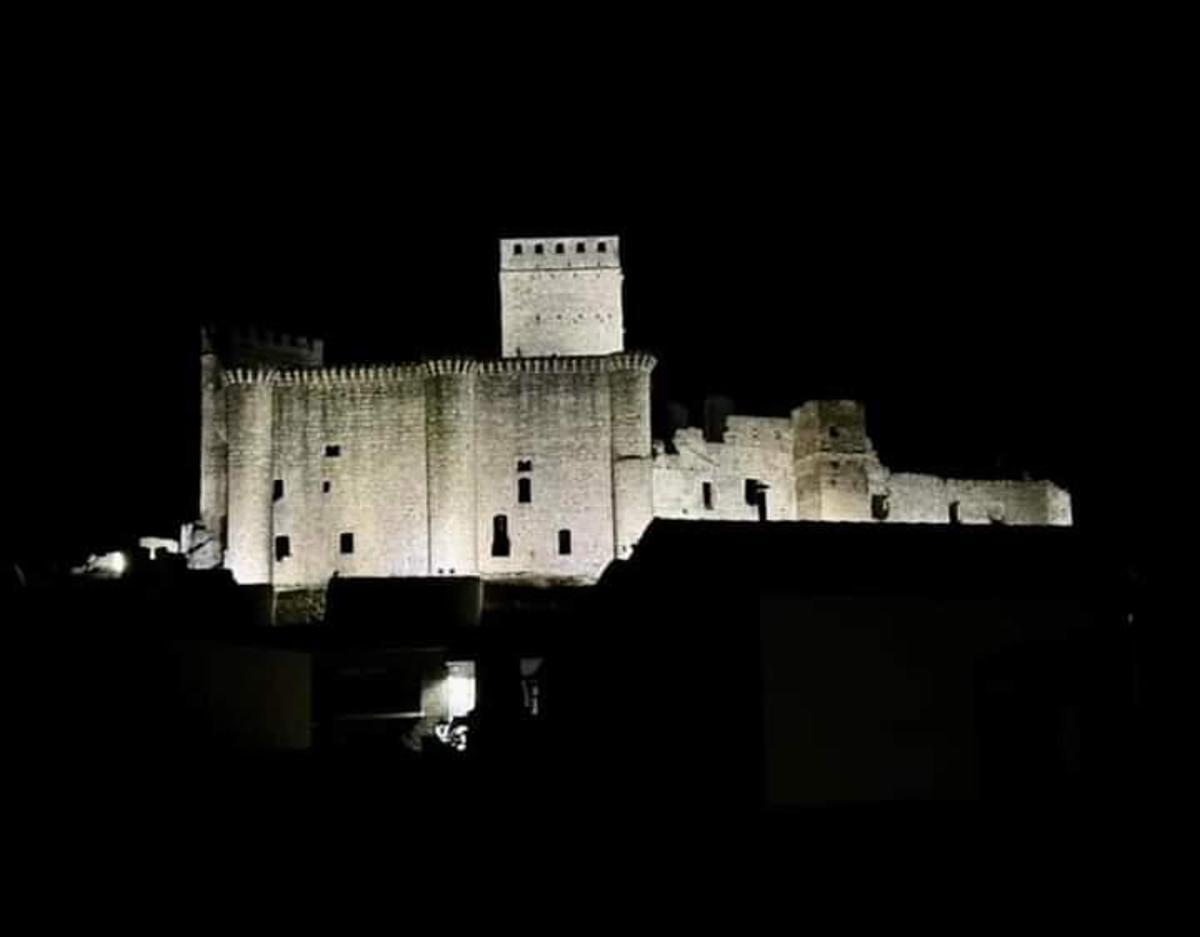 El castillo de Belvís de Monroy, con la nueva iluminación.