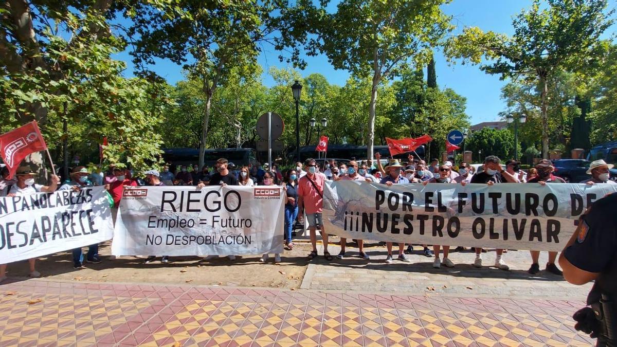 Regantes de Jauja protestan ante la Confederación Hidrográfica del Guadalquivir.
