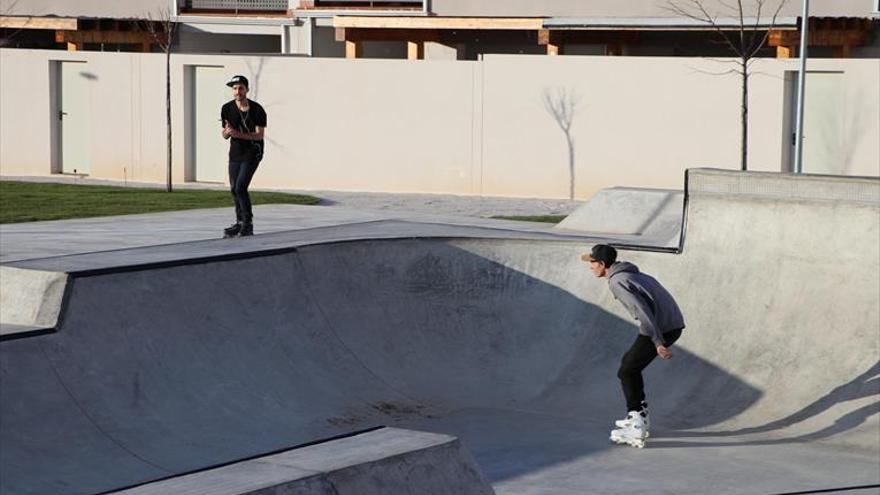 El municipio estrena pista de skate en la plaza Salvador Allende