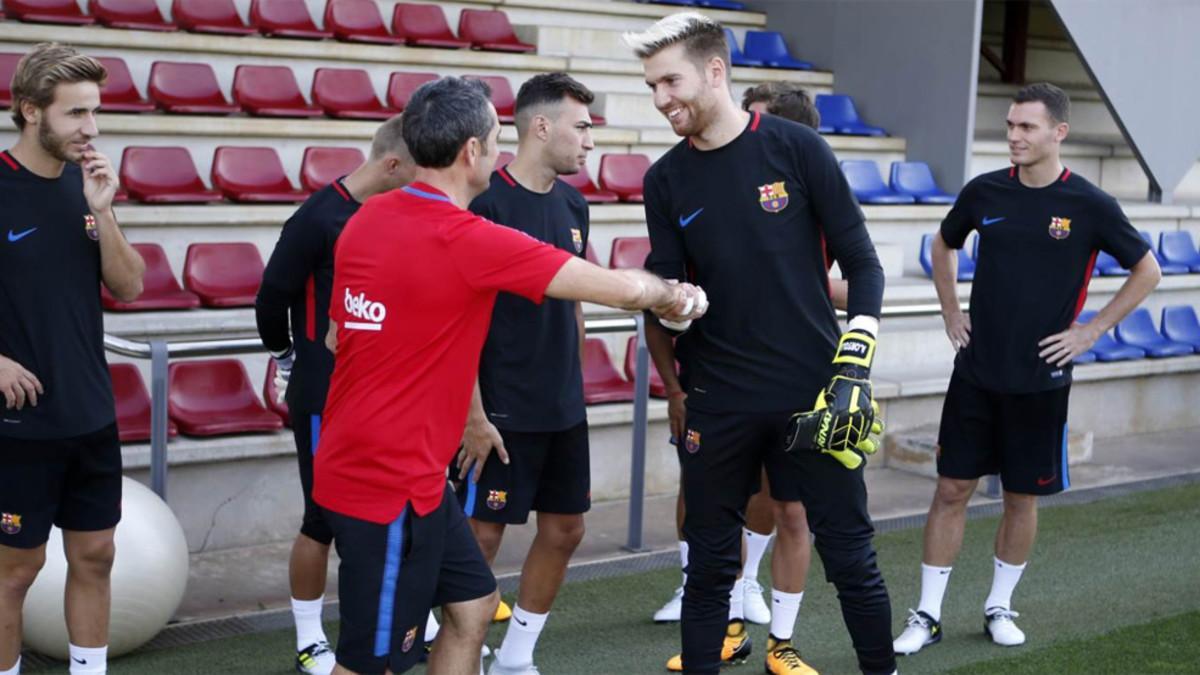 Los jugadores se saludaron sobre el césped con el nuevo staff técnico