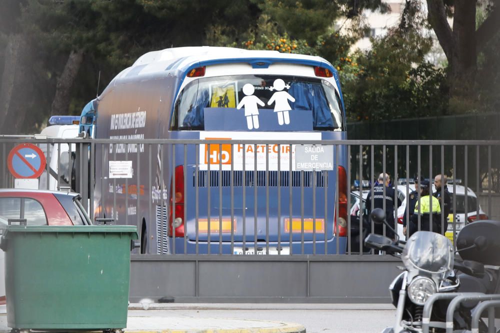 El autobús de Hazte Oír, interceptado en València