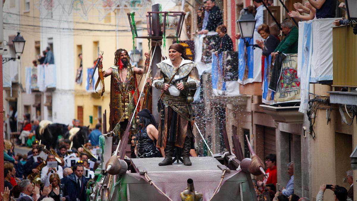 Una carroza en la Entrada de Muro de Alcoy en su recorrido tradicional.