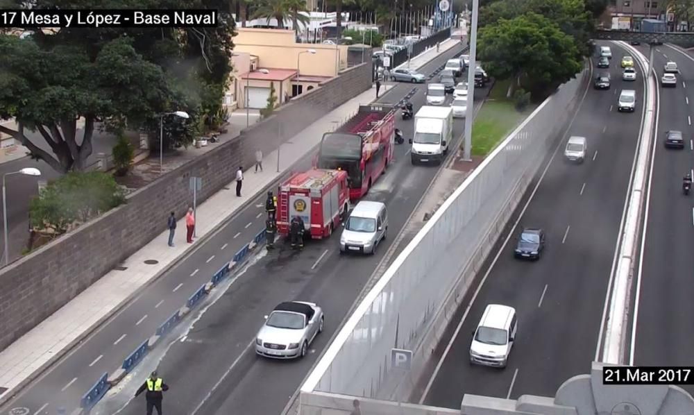 Calentamiento en la guagua turística junto a la Base Naval