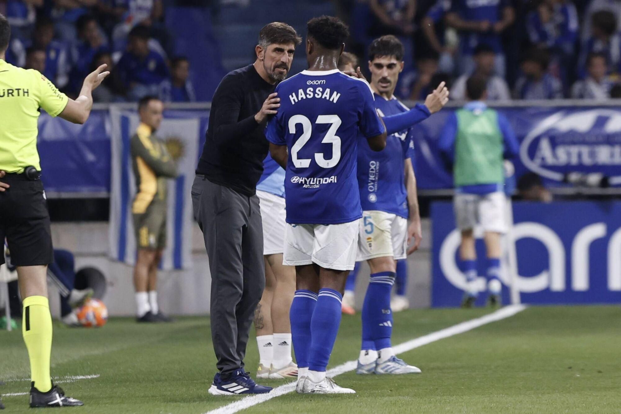 EN IMÁGENES: Ambientazo en la vuelta del play off entre Oviedo y Almería en el Carlos Tartiere