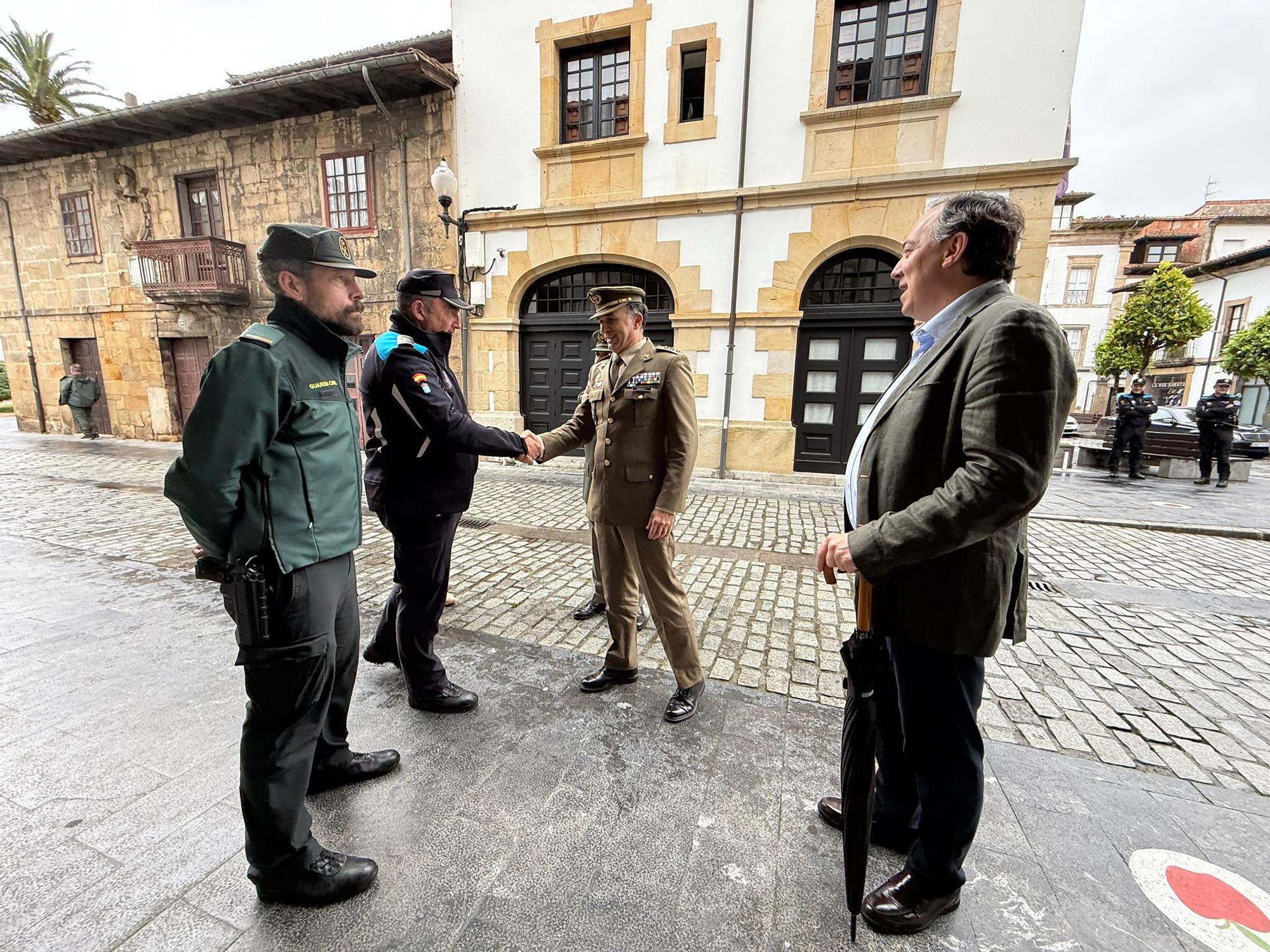 Así fue la inauguración de la exposición fotográfica de ARES en Villaviciosa
