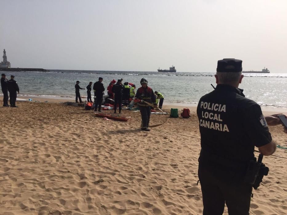 Aterrizaje de emergencia de una avioneta en la playa de Las Teresitas