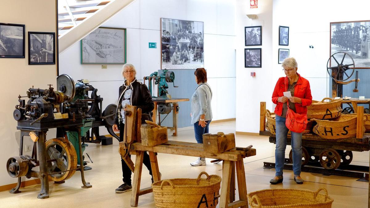 Un grupo de turistas visitan las instalaciones del Museo del Calzado de Elda.
