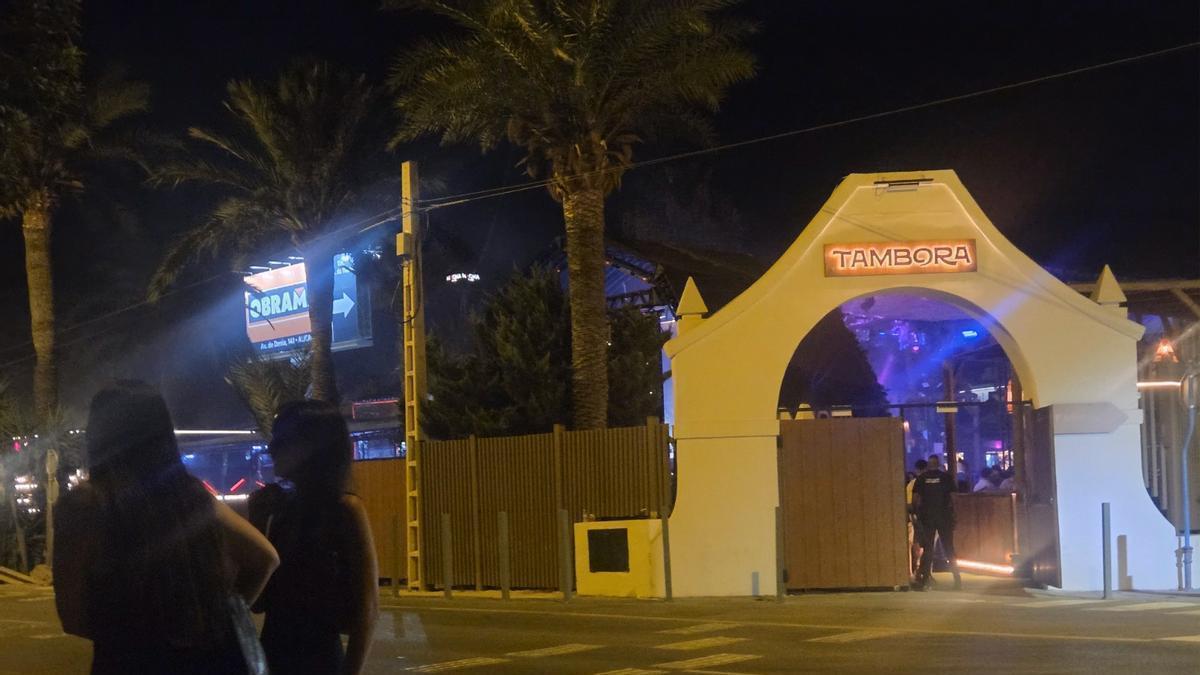 El acceso a la sala de eventos al aire libre Tambora, en La Albufereta, el pasado fin de semana.