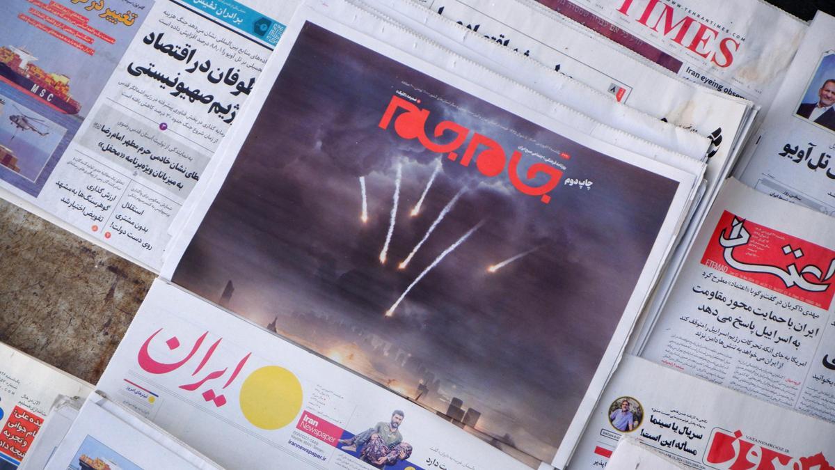 Un diario Jam-e Jam con una imagen ilustrada de misiles tierra-tierra iraníes en su portada en la Plaza de Palestina, en el centro de Teherán.