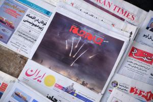Un diario Jam-e Jam con una imagen ilustrada de misiles tierra-tierra iraníes en su portada en la Plaza de Palestina, en el centro de Teherán.