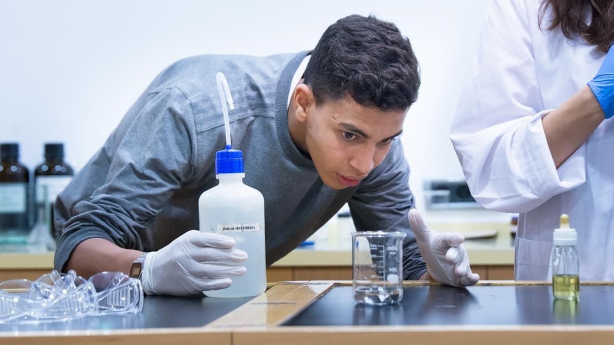 Un joven estudiante en un laboratorio.