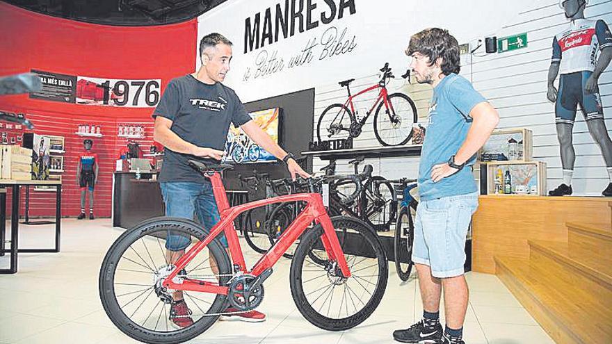 Joan Vallès Cano és el responsable de la botiga Trek Bicycle, situada al passeig del Riu, que es va inaugurar el març d’aquest any. Creu que a la gent ja no els fa tanta por entrar a una botiga pel coronavirus. Destaca que per això hi ha hagut un augment de clients presencials al negoci.