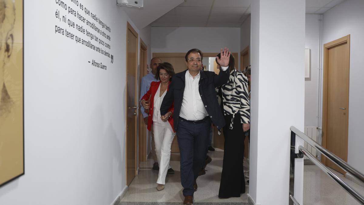 El secretario general del PSOE y candidato a la presidencia de la Junta de Extremadura, Guillermo Fernández Vara, instantes antes de la rueda de presa en Mérida tras conocer los resultados electorales de la elecciones del 28 de mayo.