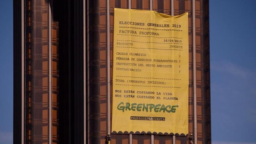 Greenpeace denuncia la &#039;factura medioambiental&#039; de los políticos con una pancarta gigante en Colón