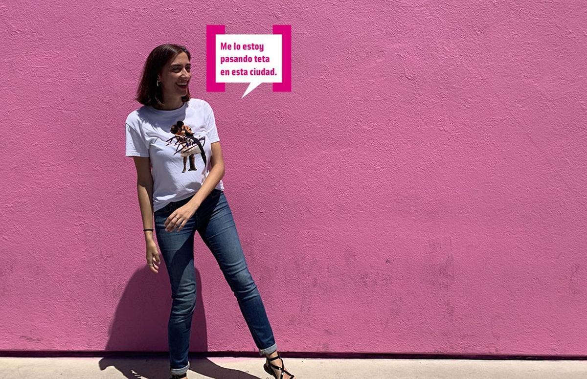 Carmen Raya con bocadillo Cuore en la pared rosa de Paul Smith