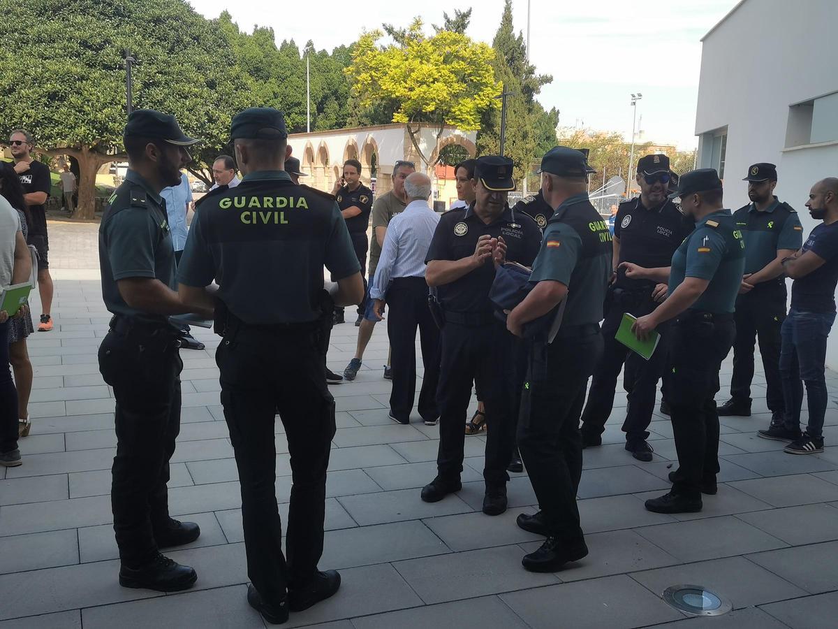 Agentes de la Guardia Civil y de la Policía Local que están dentro del operativo de seguridad