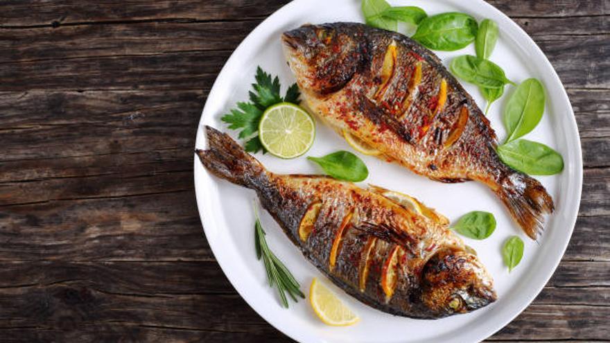 Un plato de pescado a la parrilla 