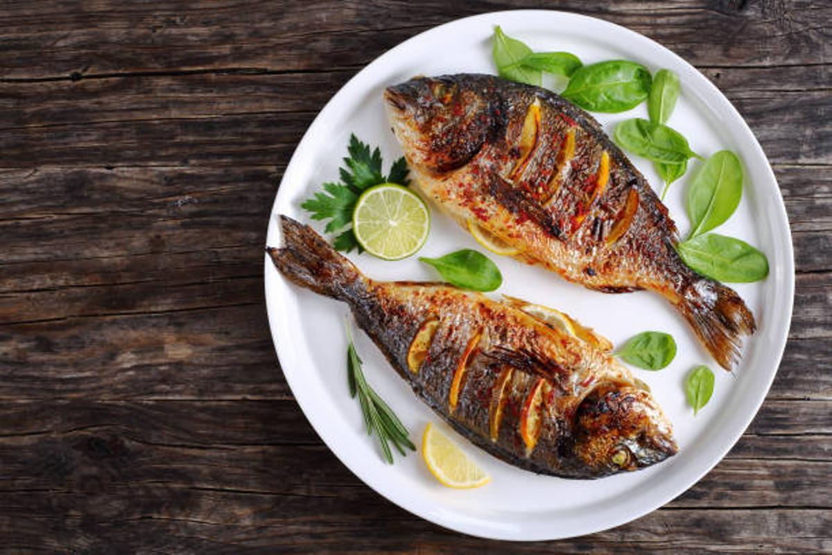 Un plato de pescado a la parrilla