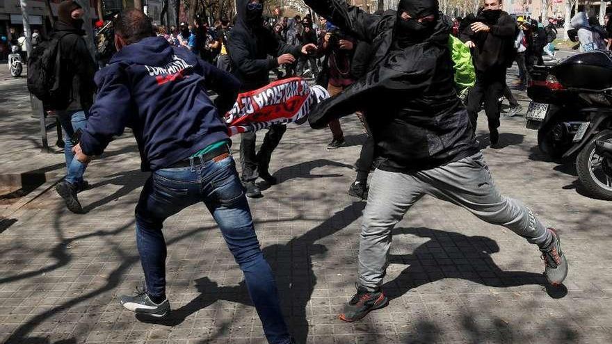 Un simpatizante de Vox es agredido por manifestantes independentistas (encapuchados) en Barcelona. // Reuters